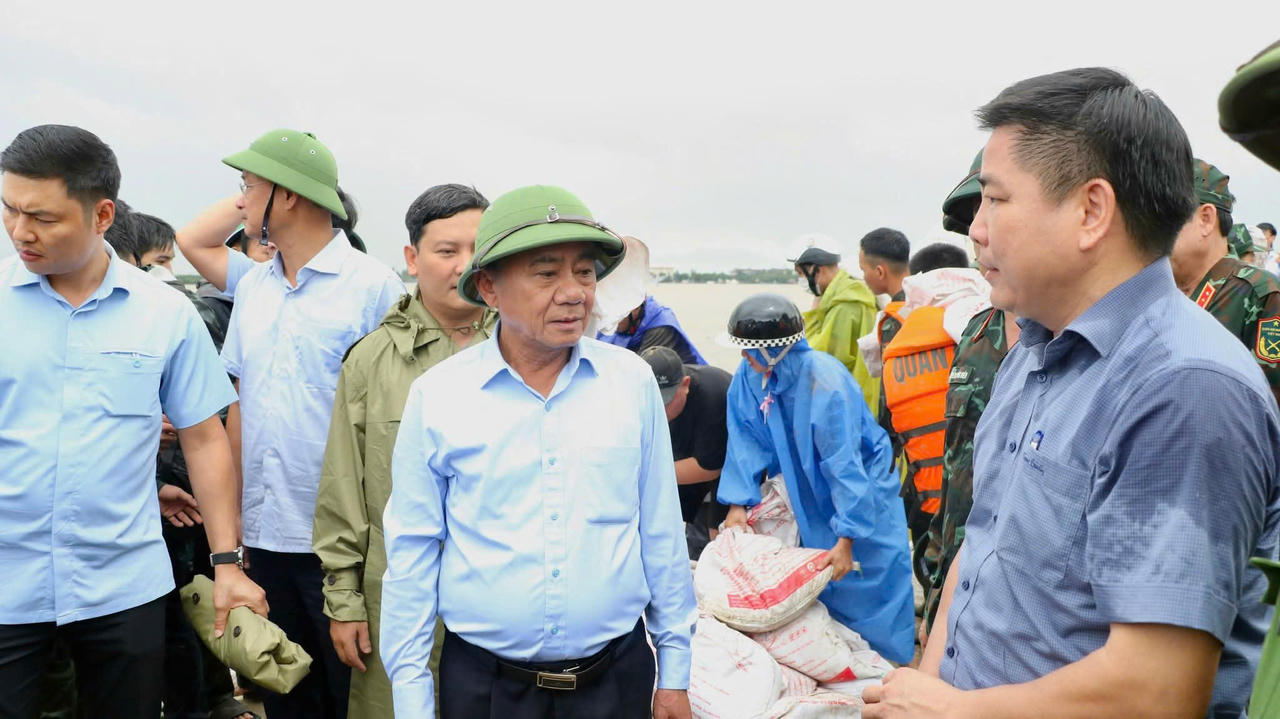 Thường trực Ban Bí thư Trần Cẩm Tú thăm, động viên nhân dân vùng lũ Đà Nẵng
