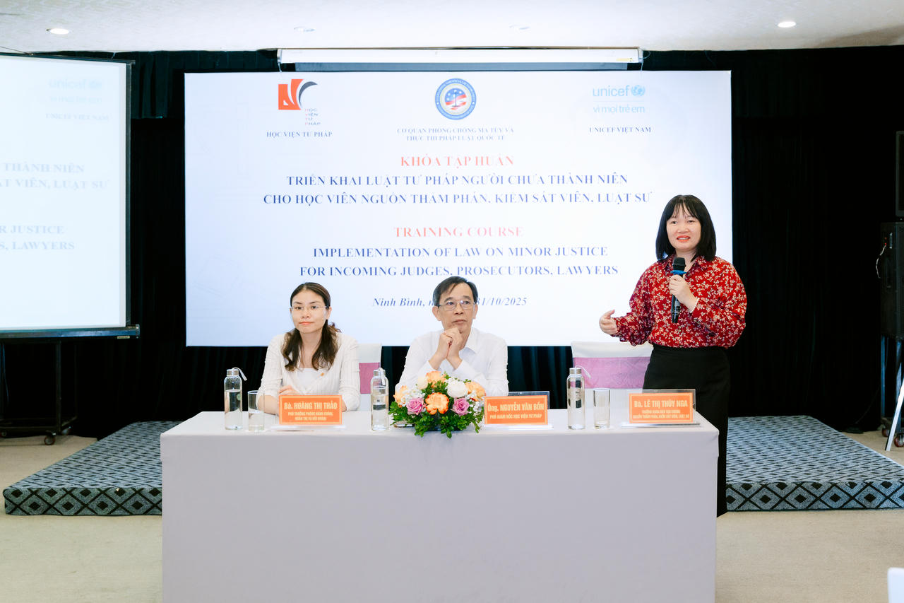 Bà Lê Thị Thúy Nga - Trưởng khoa Đào tạo chung nguồn thẩm phán, kiểm sát viên, luật sư, Học viện Tư pháp phát biểu tại buổi tập huấn