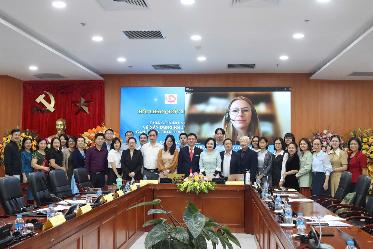 Các đại biểu chụp ảnh lưu niệm