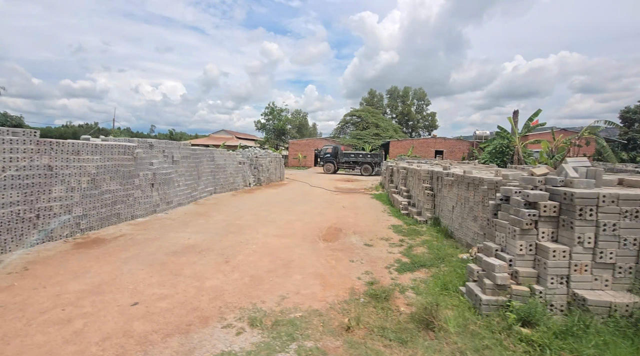 Lối đi vào khu sản xuất gạch trái phép.