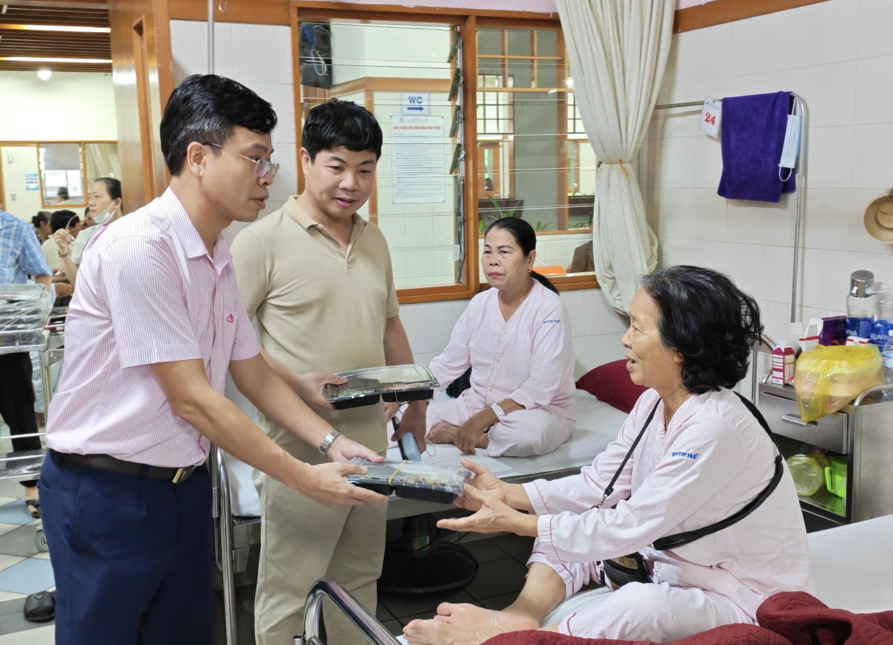 Ngân hàng CSXH TP Huế đồng hành cùng người dân vùng ngập lụt