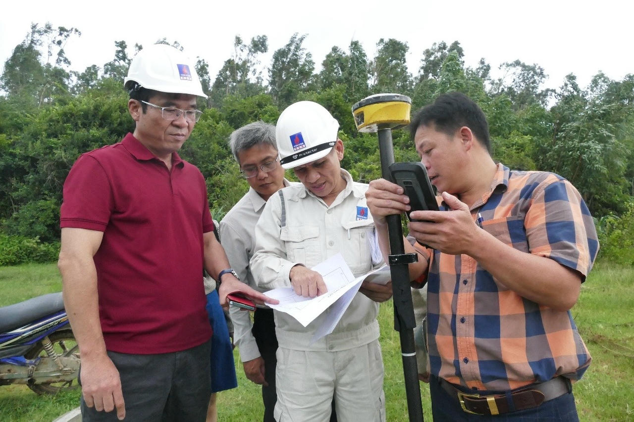 Tiến hành đo đạc, cắm mốc tại dự án.