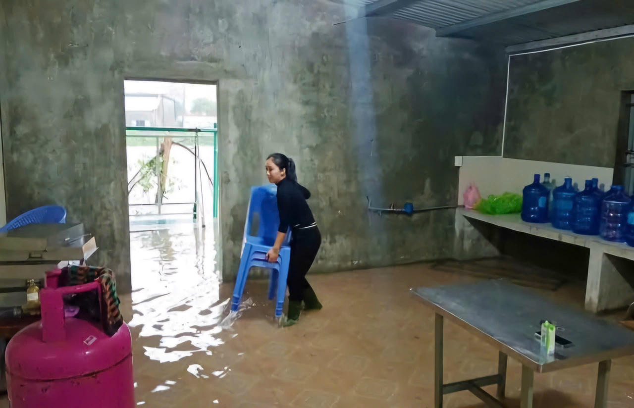 Nước ngập khu vực bếp ăn Trường mần non Kỳ Thịnh.