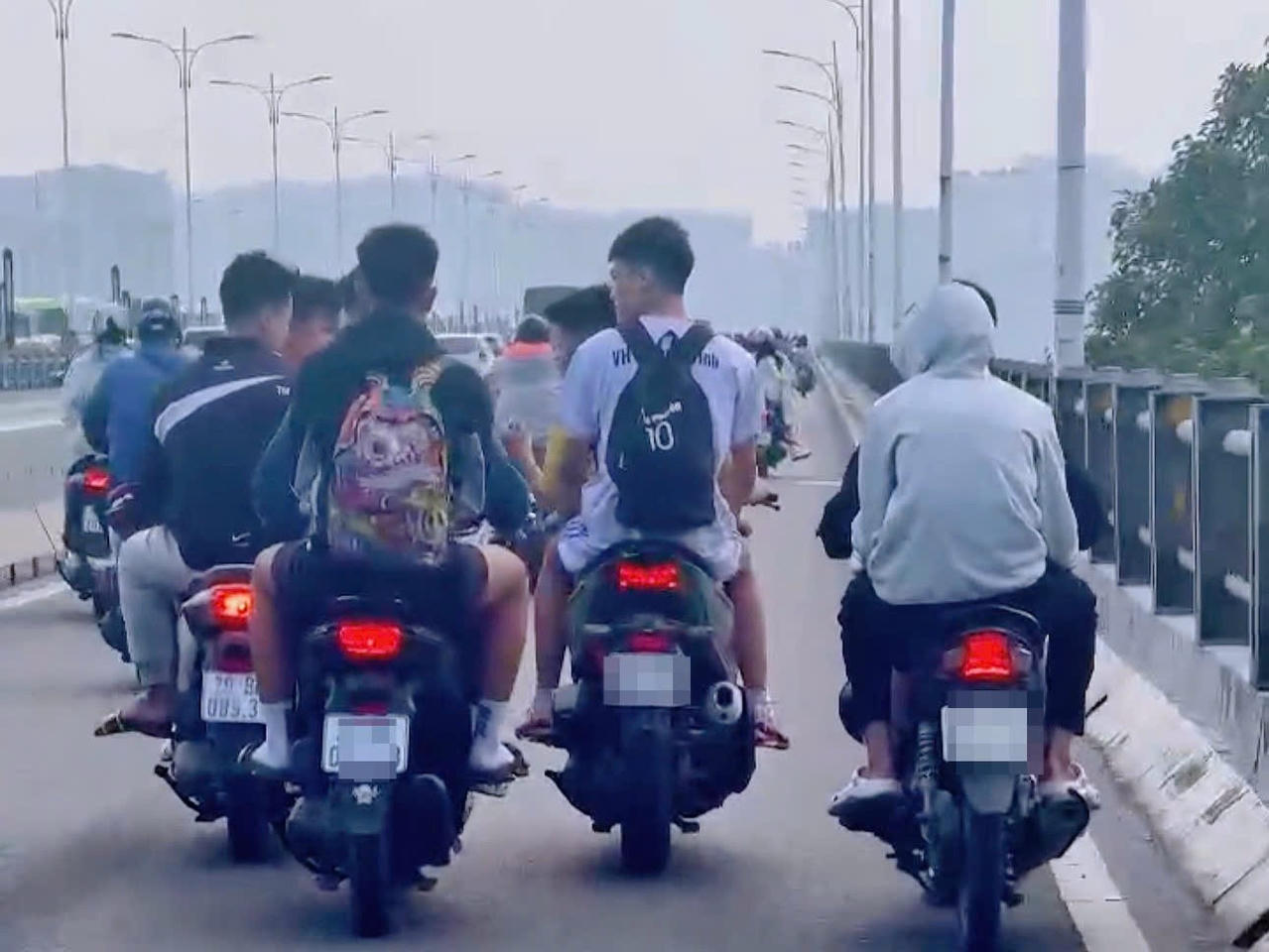 CSGT xử phạt nhóm thanh niên không đội mũ bảo hiểm đi xe máy hàng ngang trên cầu Vĩnh Tuy