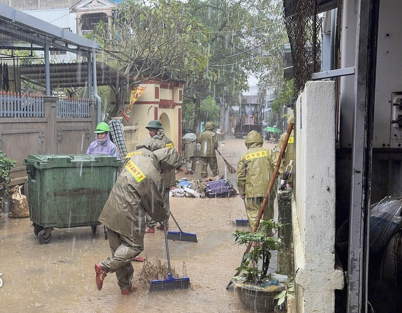 Các lực lượng tham gia dọn bùn, rác thải.