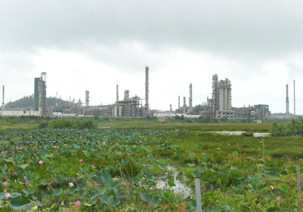 Nhà máy lọc dầu Dung Quất hiện hữu nhìn từ khu đất được bàn giao.