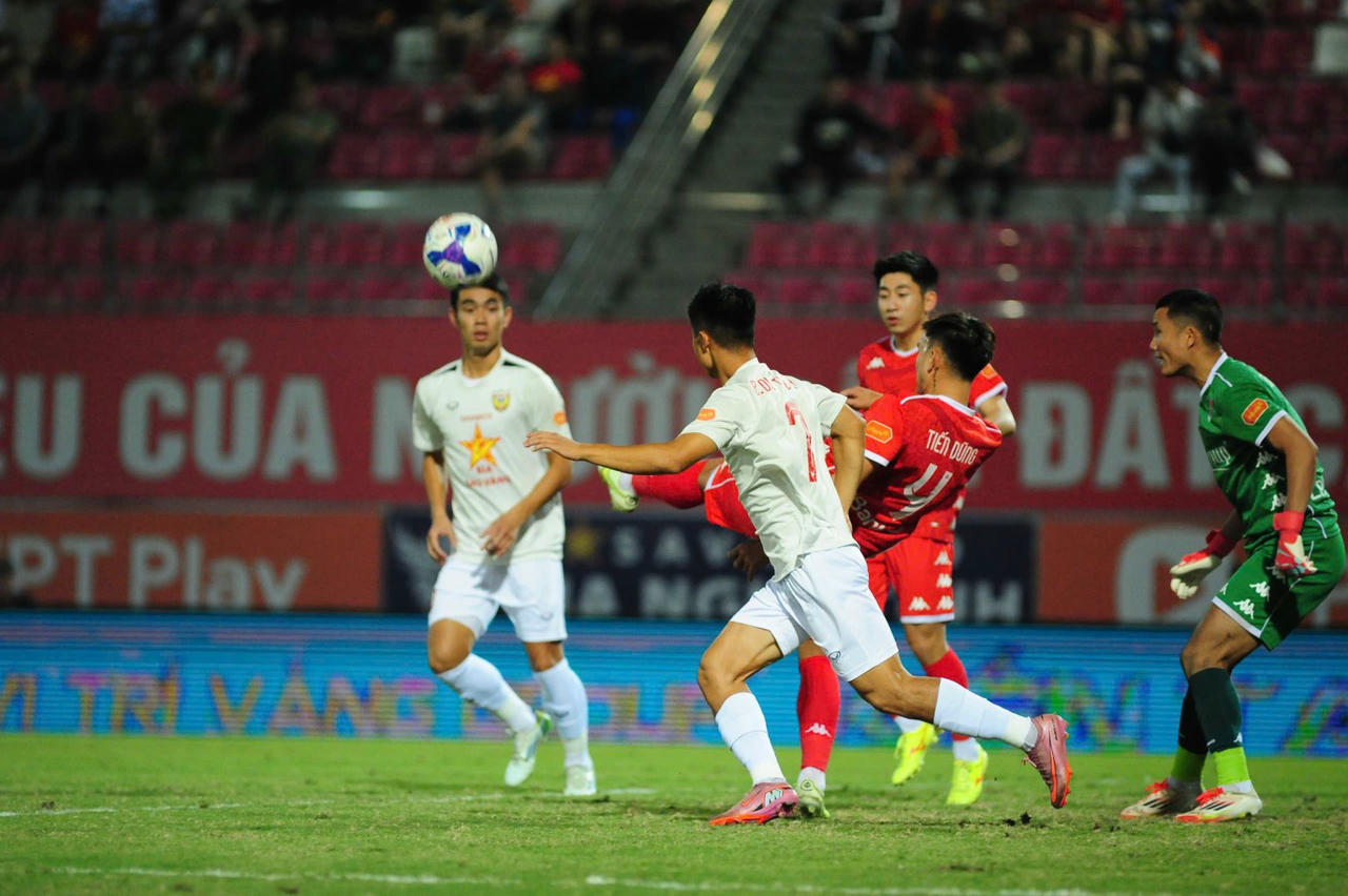 Hà Tĩnh (áo trắng) đón tiếp Hà Nội FC là một trận đấu đáng xem