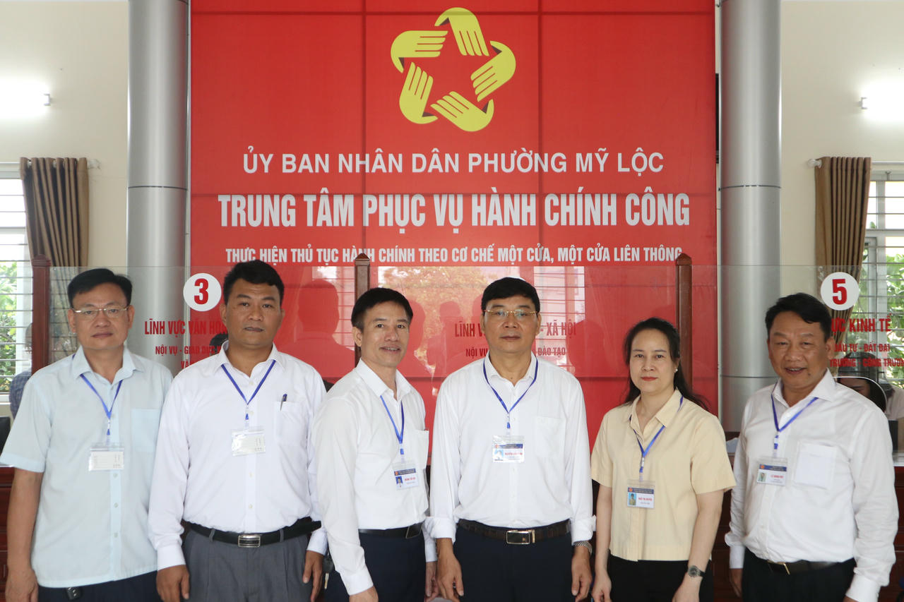 Lãnh đạo phường Mỹ Lộc đi kiểm tra công tác thực hiện TTHC tại Trung tâm hành chính công của phường.