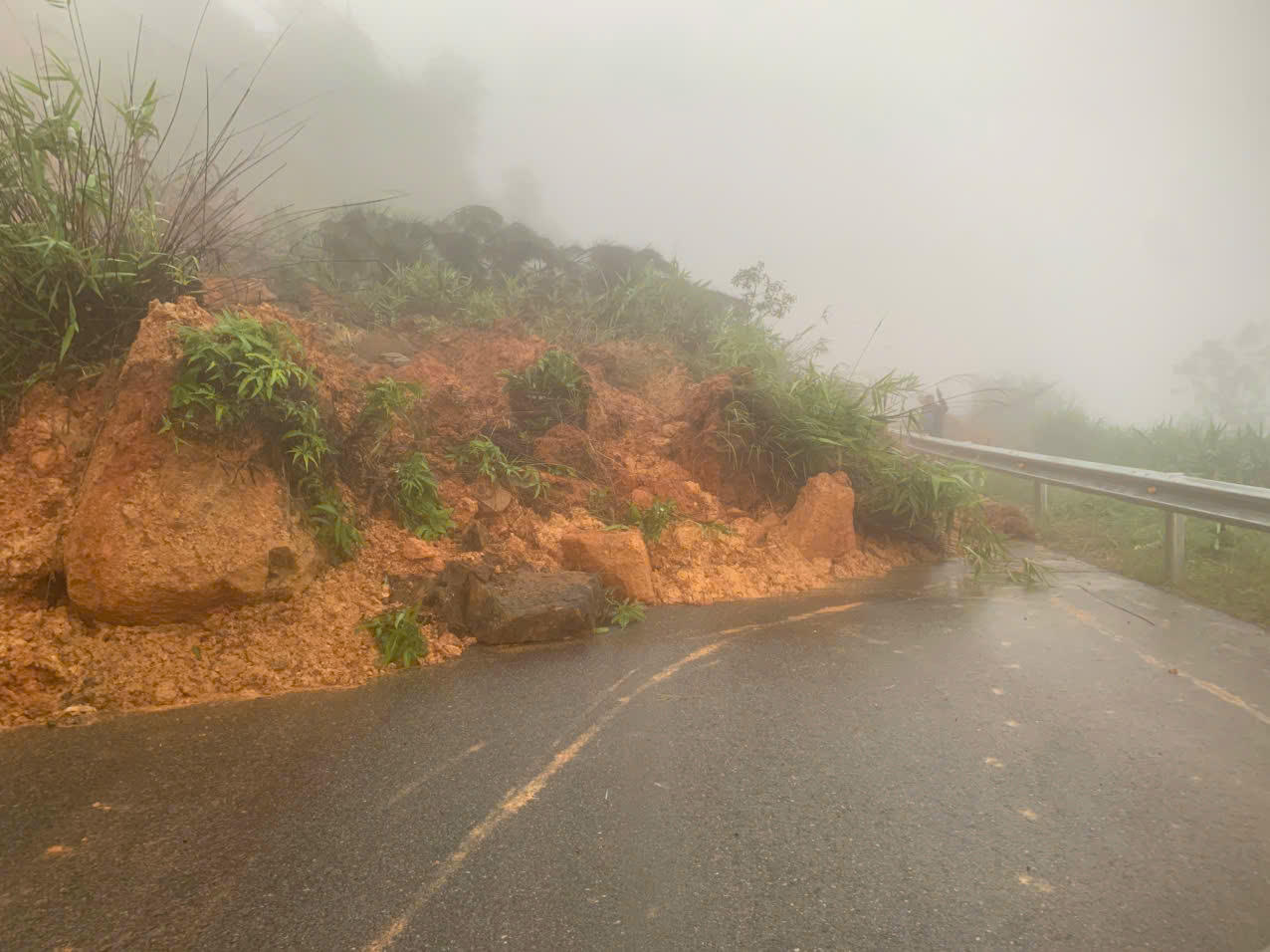 Lượng lớn đất đá tràn xuống đường.