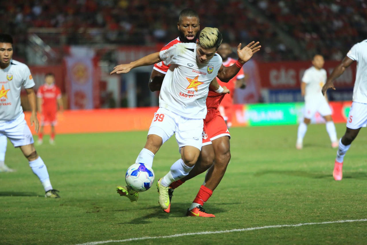 CLB Hồng Lĩnh Hà Tĩnh bức xúc với các quyết định của trọng tài chính Ngô Duy Lân