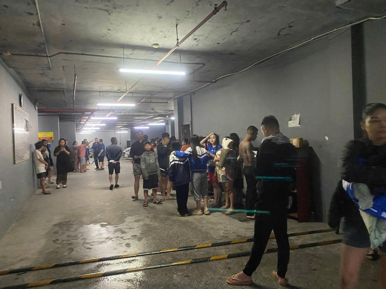 Cư dân chung cư Winhouse hốt hoảng chạy ra ngoài.