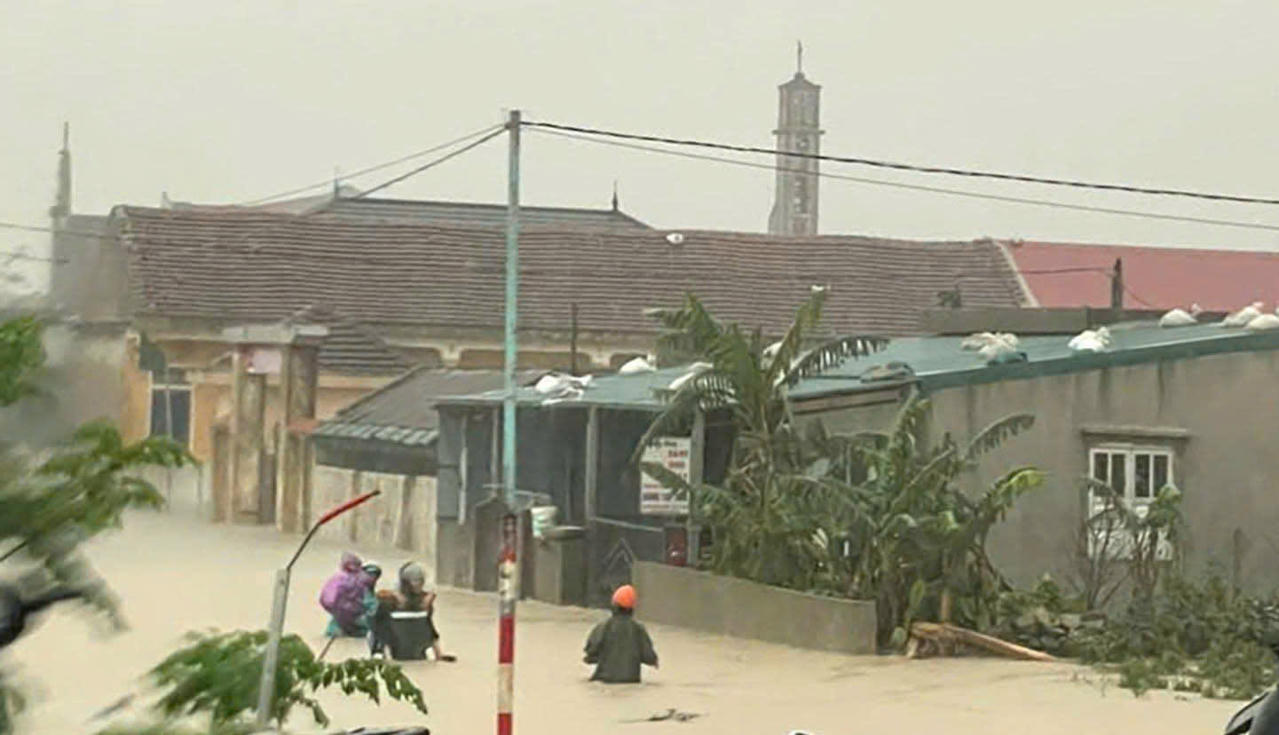 Nước tràn vào nhiều hộ dân và điểm trường.