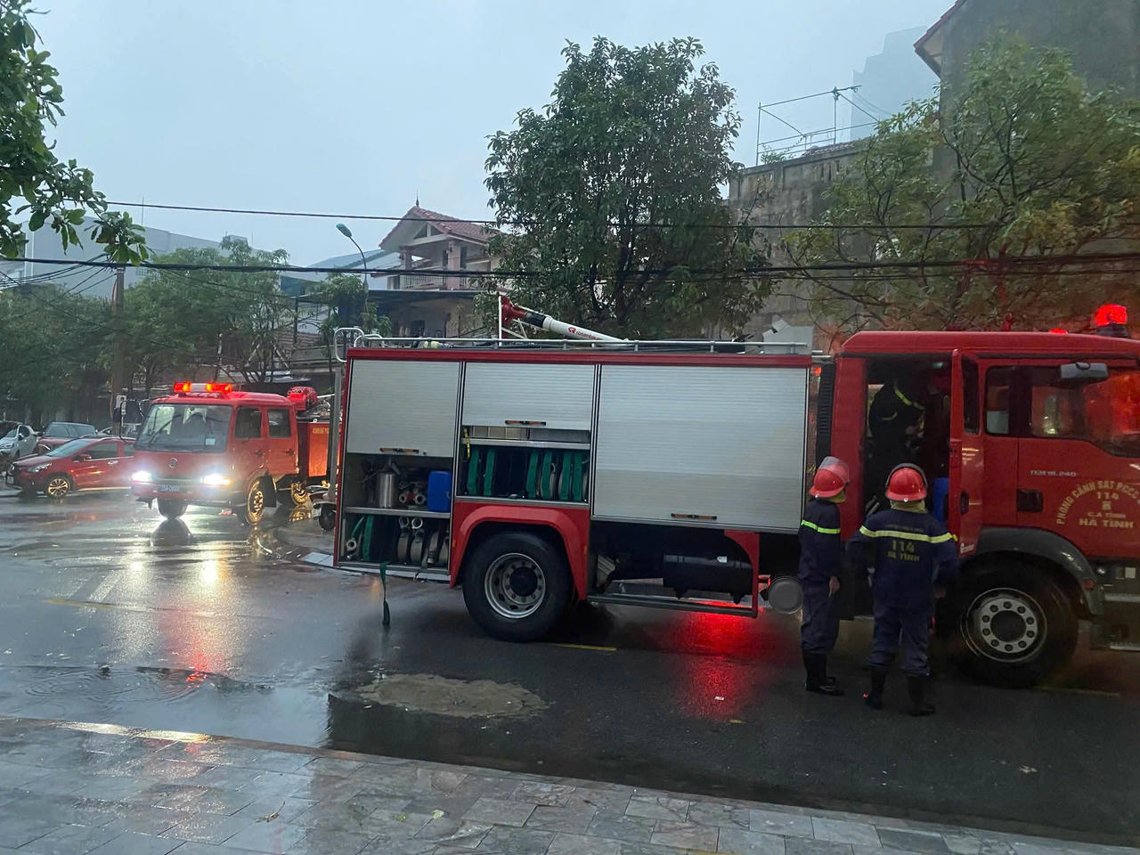  Công an tỉnh Hà Tĩnh đã nhanh chóng điều 2 xe chữa cháy đến hiện trường.. 