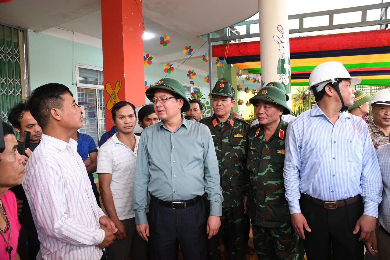 Phó Thủ tướng Hồ Quốc Dũng động viên người dân vượt qua khó khăn, sớm khôi phục đời sống