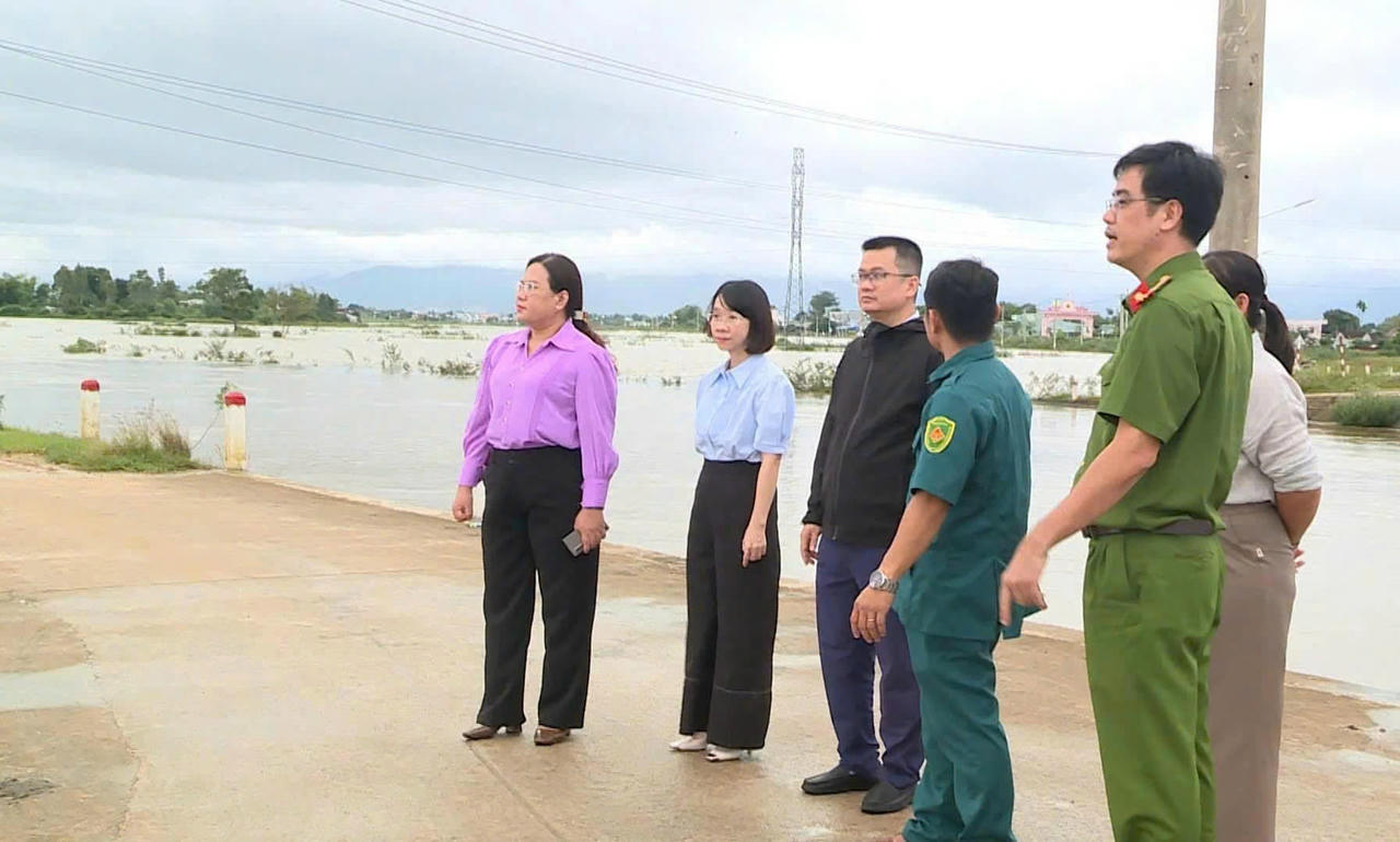 Bà Lê Thị Vinh Hương cùng đoàn công tác trực tiếp kiểm tra, đánh giá tình hình ngập lụt trên tuyến đường liên thôn từ Giang Nam vào xóm Bắc Long, Bắc Đại (thôn Thọ Nghĩa).