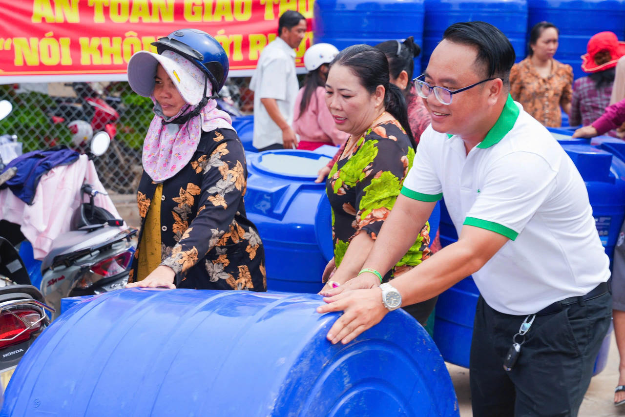 FE CREDIT đồng hành cùng cộng đồng qua nhiều hoạt động thiết thực, góp phần xây dựng cuộc sống bền vững. Ảnh: FE CREDIT