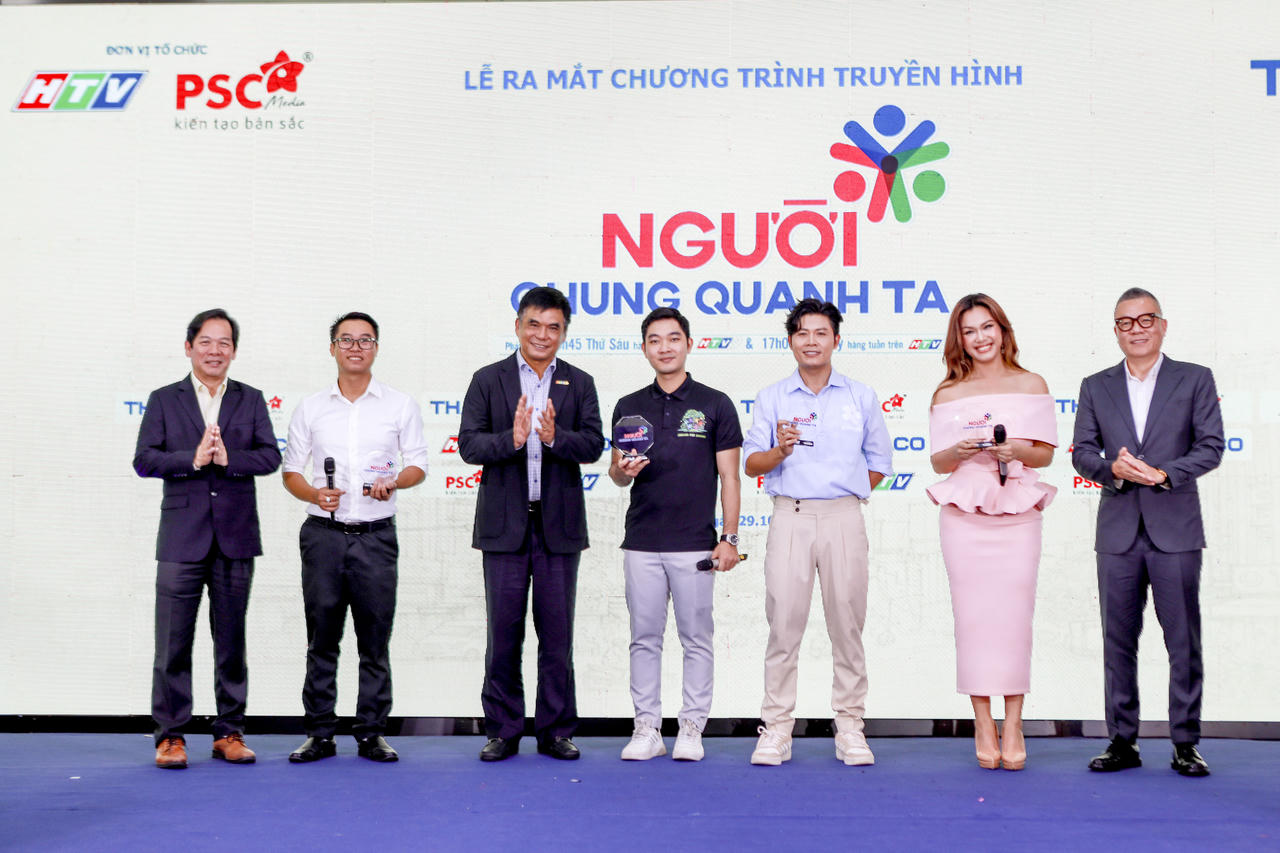 Ban tổ chức chương trình "Người chung quanh ta" tại buổi lễ ra mắt.