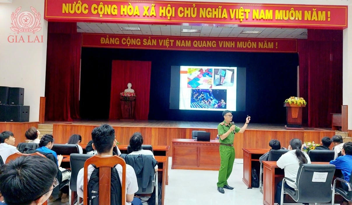 Tuyên truyền về tác hại của ma túy cho các sinh viên tại Trường Công nghệ kỹ thuật Quy Nhơn. (Ảnh: Công an tỉnh Gia Lai)