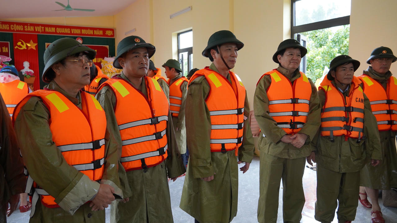 Phó Thủ tướng Chính phủ Mai Văn Chính cùng đoàn công tác của tỉnh Quảng Trị thăm, tặng quà bà con vùng “rốn lũ” Hữu Tân, xã Ninh Châu.