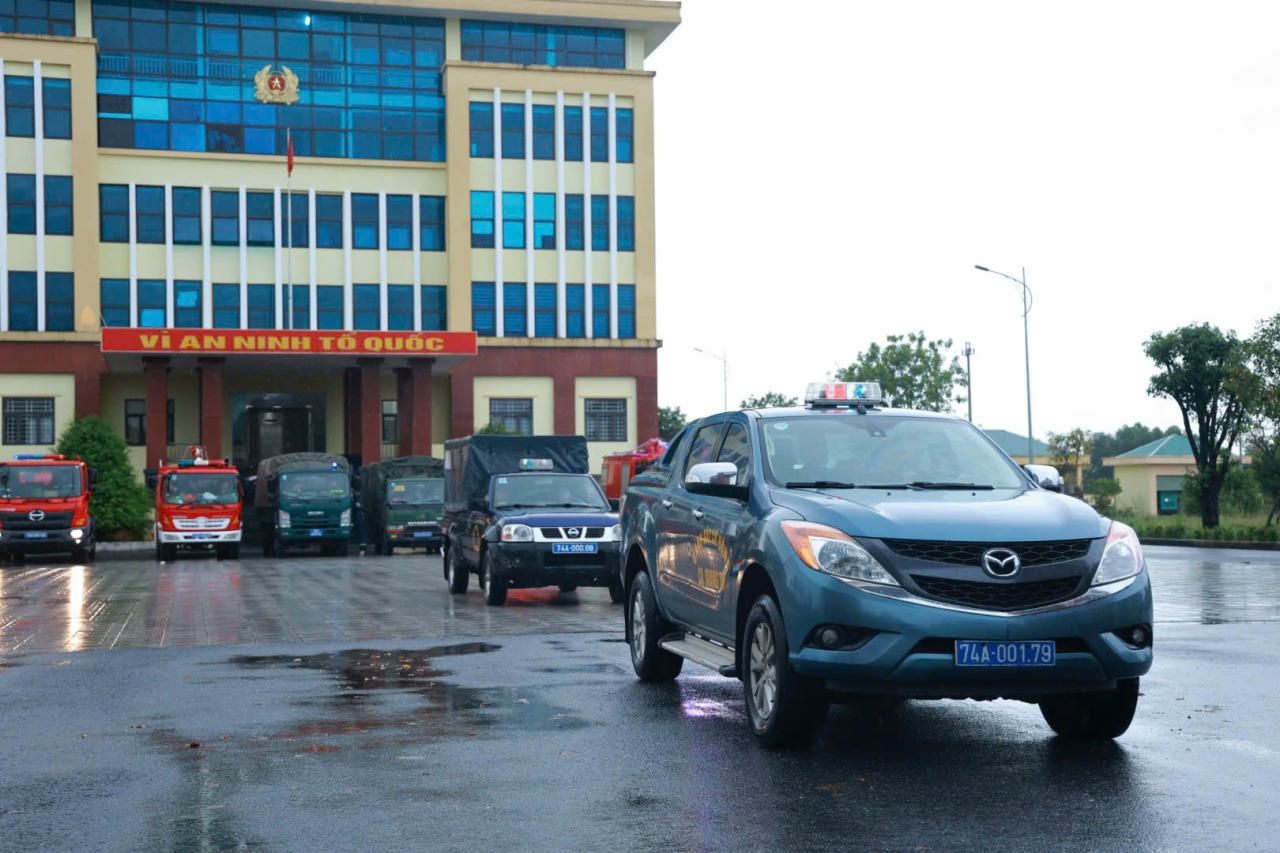 Đoàn công tác được trang bị 4 xe chở quân, 4 xe bồn chứa nước và đầy đủ dụng cụ lao động chuyên dụng.