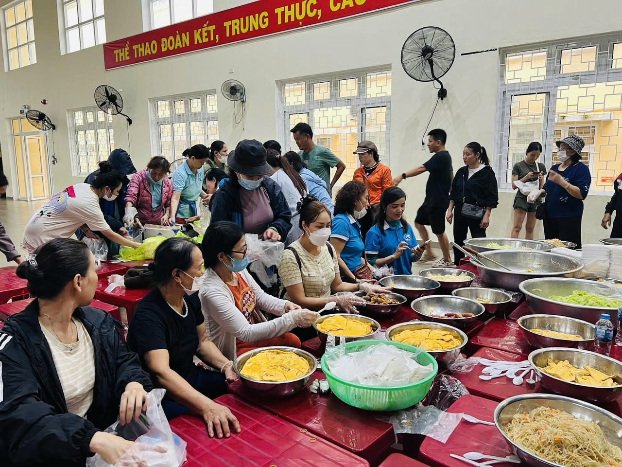 Các chị em phụ nữ tất bật chế biến thực phẩm cho bếp ăn thiện nguyện trong những ngày mưa lũ.