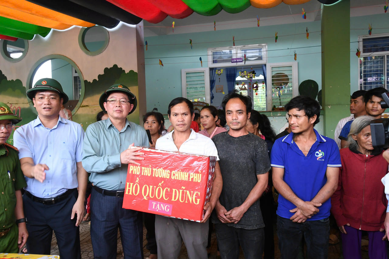 Phó Thủ tướng Hồ Quốc Dũng thăm, trao quà và nhu yếu phẩm hỗ trợ cho bà con tại Quảng Ngãi
