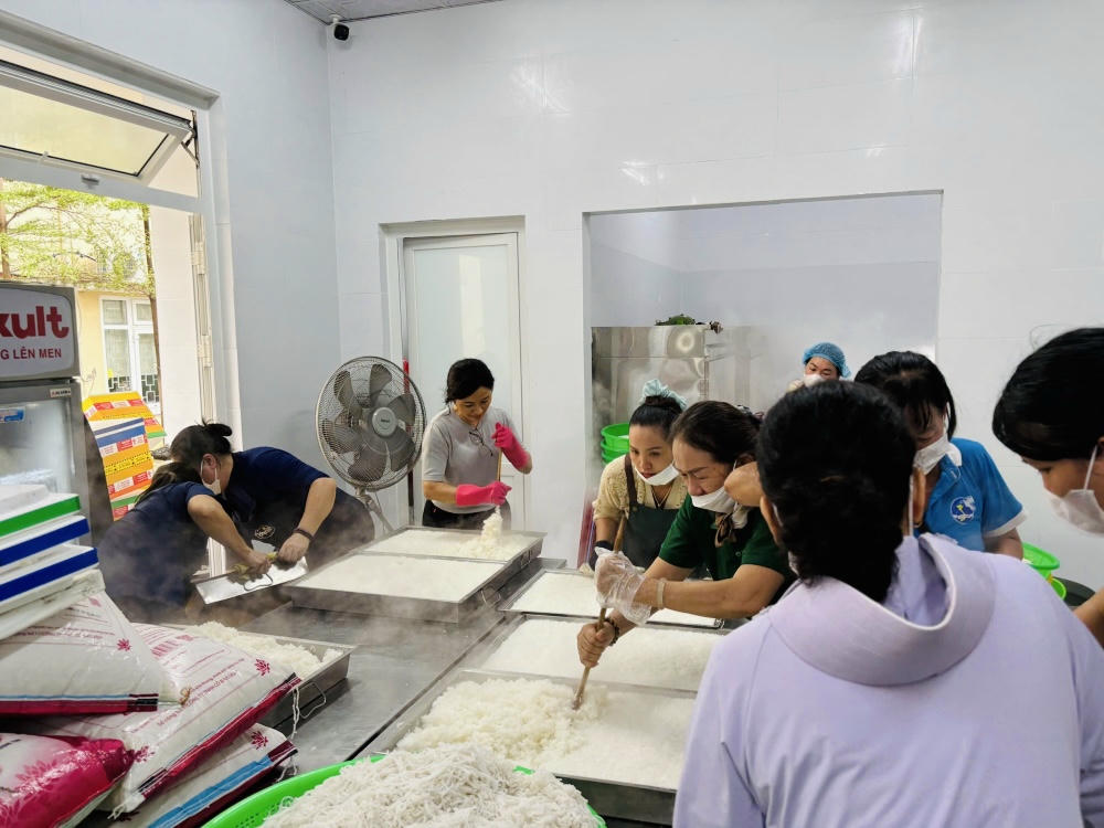 Căn bếp nghĩa tình đặt tại Trường Tiểu học Trường An.