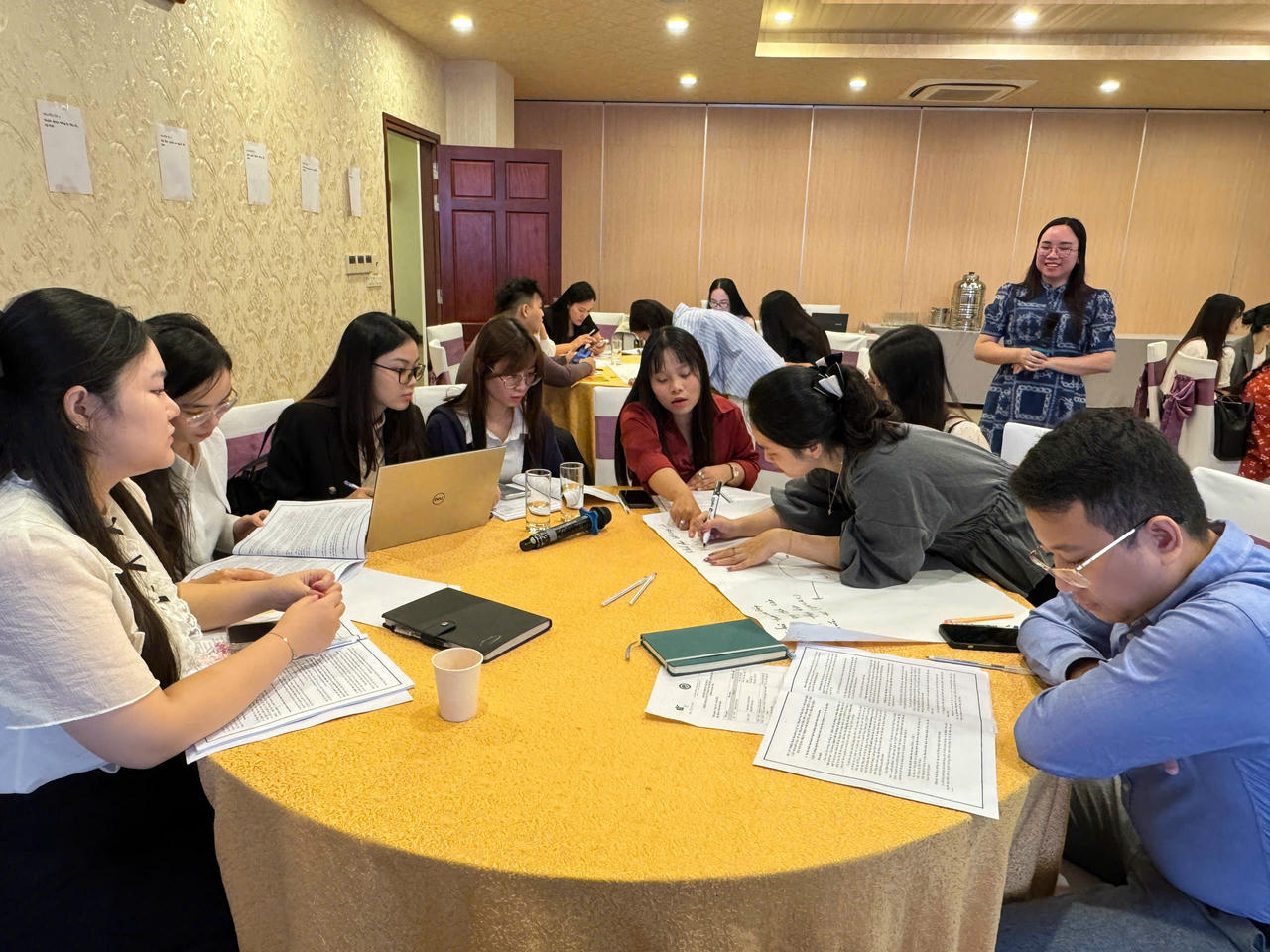 Các học viên thảo luận theo nhóm