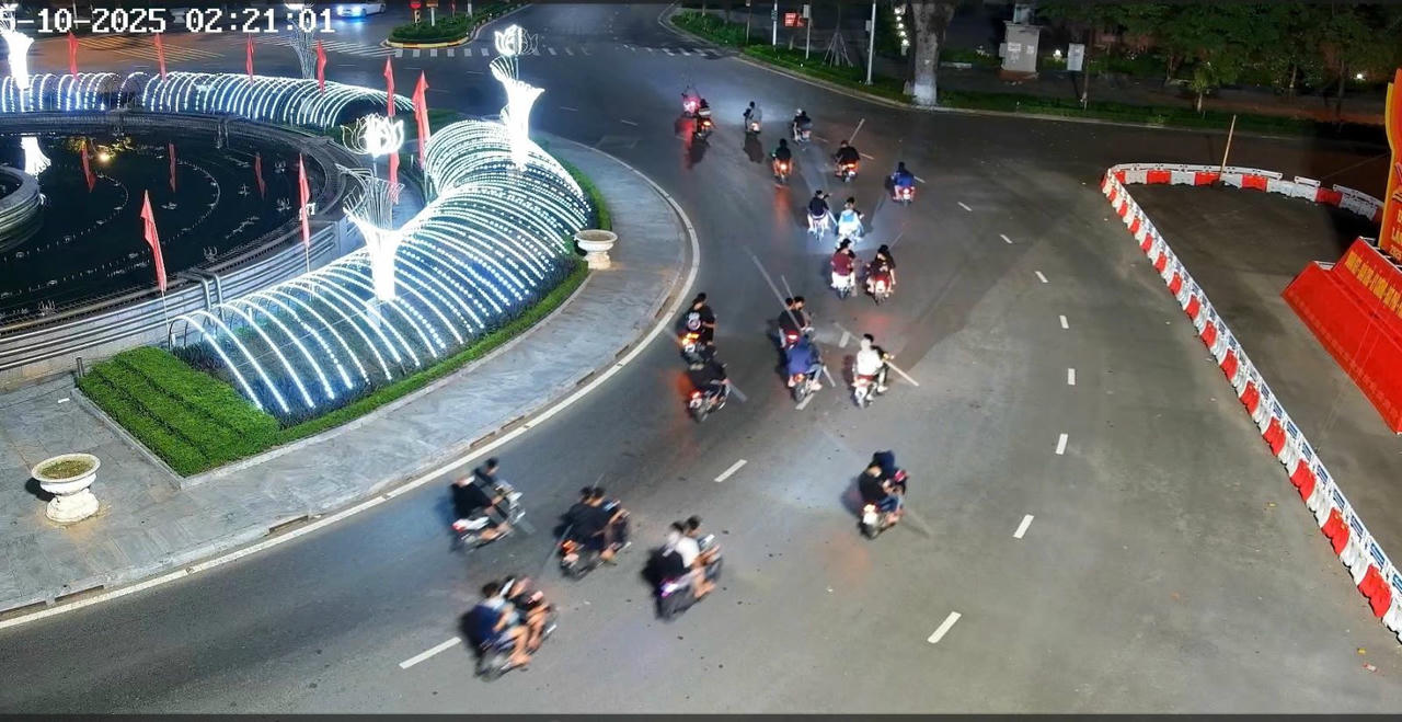 Nhóm thanh niên mang theo hung khí hỗn chiến trên đường ( ảnh: Công an tỉnh Phú Thọ)