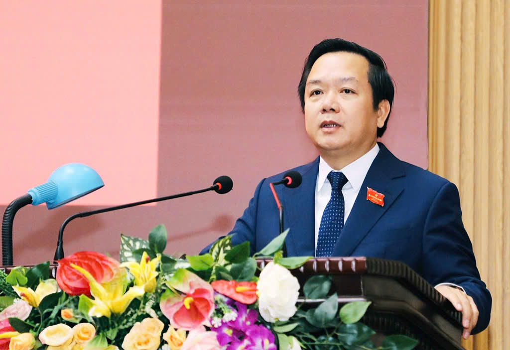 Chủ tịch UBND tỉnh Ninh Bình Phạm Quang Ngọc phát biểu tại kỳ họp.