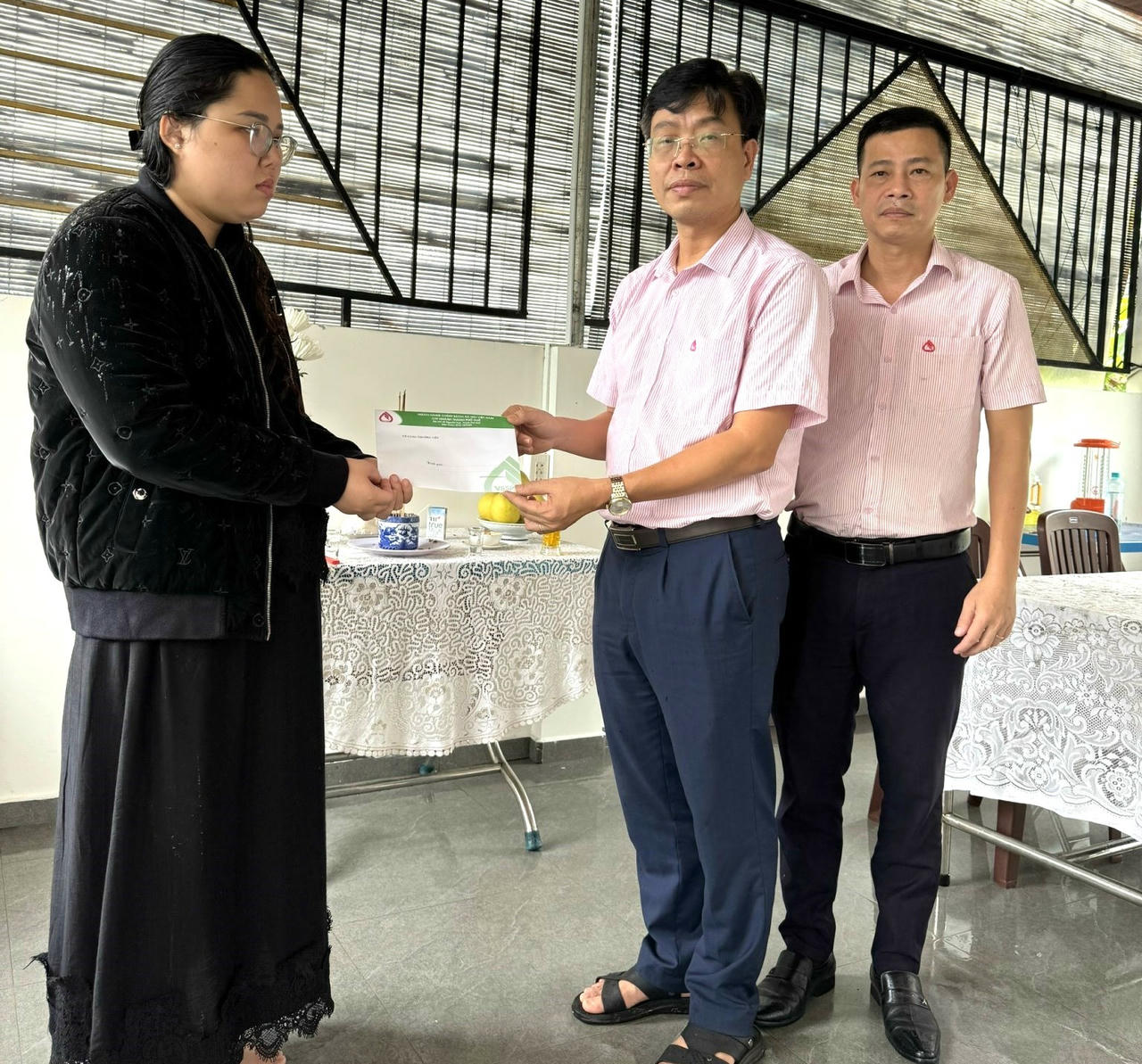 Ông Phan Văn Pháp, Giám đốc Ngân hàng CSXH TP Huế thăm hỏi, chia sẻ với gia đình cháu K. bị tử vong do đuối nước.