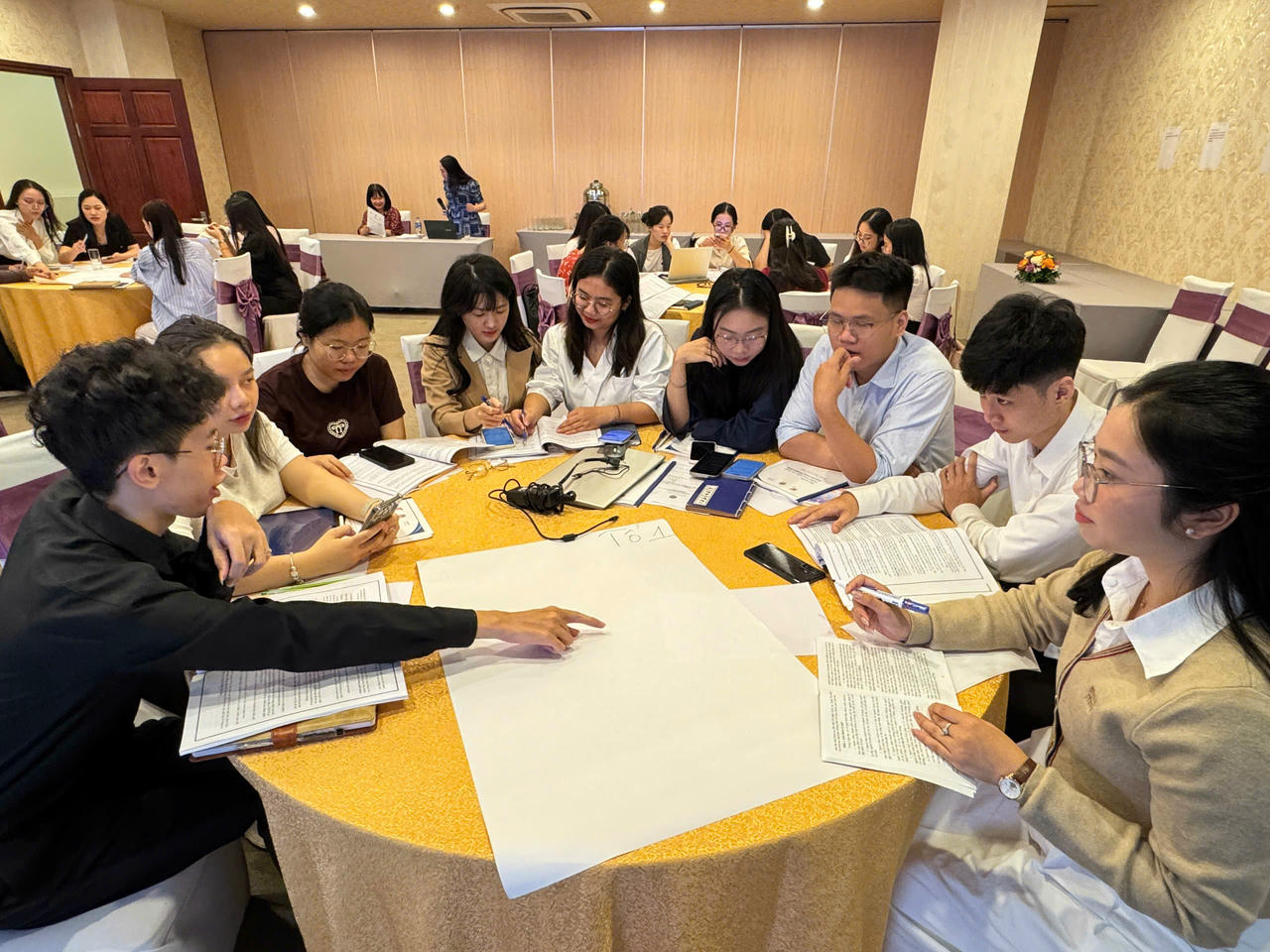 Các học viên thảo luận theo nhóm