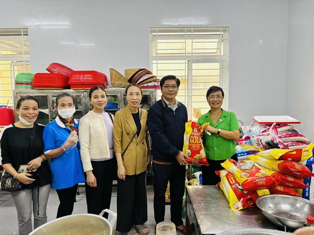 Phó Bí thư Thành ủy, Phó Chủ tịch UBND thành phố Huế Nguyễn Chí Tài thăm, động viên và trao quà hỗ trợ cho lực lượng nấu ăn thiện nguyện tại phường Thuận Hóa.