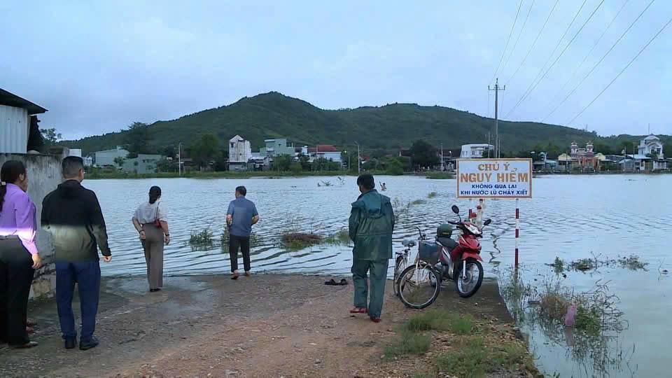 Lãnh đạo xã Tuy Phước chỉ đạo cắm biển cảnh báo tại khu vực tràn Cầu Làng, thôn Hưng Nghĩa, nơi nước chảy xiết nguy hiểm.