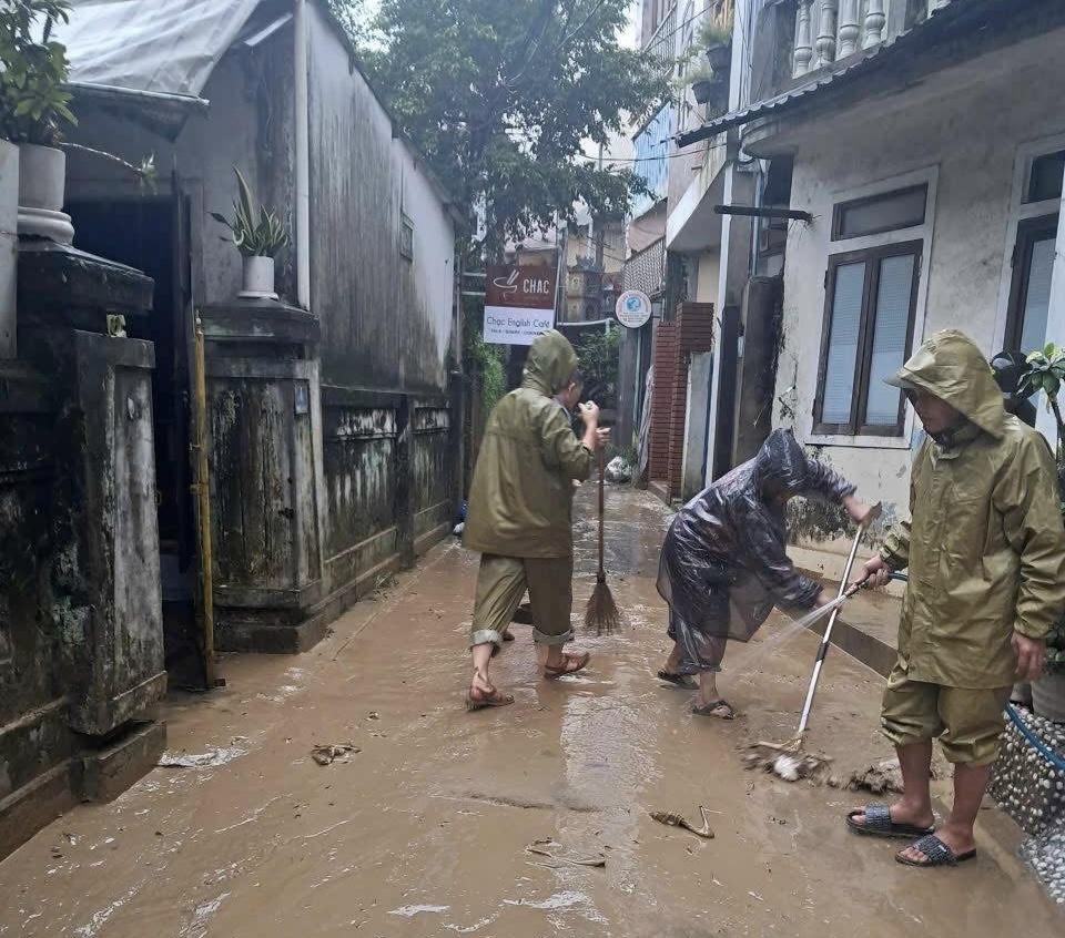 Công an phường Thuận Hóa huy động tối đa, phương tiện phối hợp cùng các lực lượng khác phun nước dọn bùn, hướng dẫn người dân thực hiện các biện pháp tiêu độc, khử trùng môi trường.