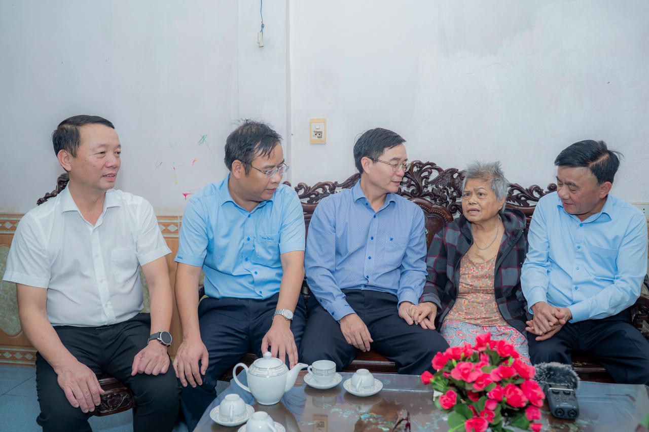 Thường trực Ban Bí thư Trần Cẩm Tú cùng Bí thư, Phó Bí thư Thường trực, Chủ tịch UBND TP Huế động viên, thăm hỏi bà Vũ Thị Hồng Quế