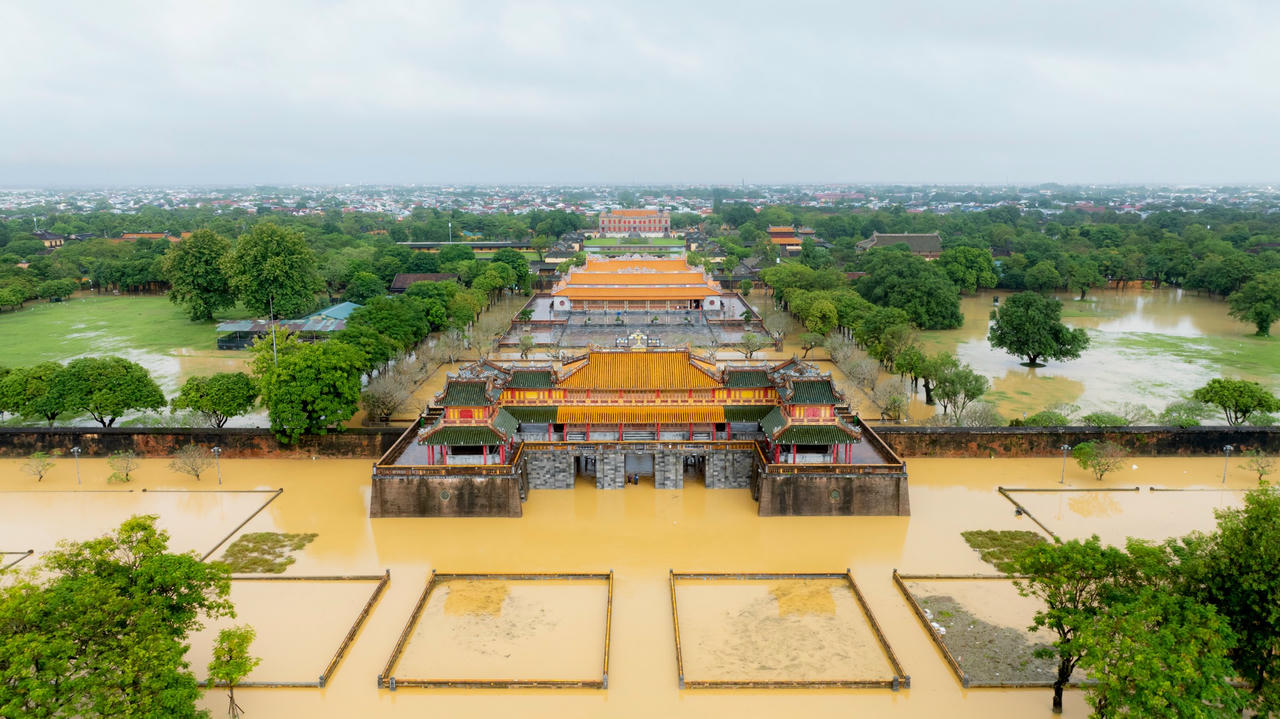 &nbsp; &nbsp;Sáng 30/10, dù mực nước trên sông Hương và sông Bồ đang xuống nhưng vẫn trên báo động 3. (Ảnh chụp sáng 30/10)