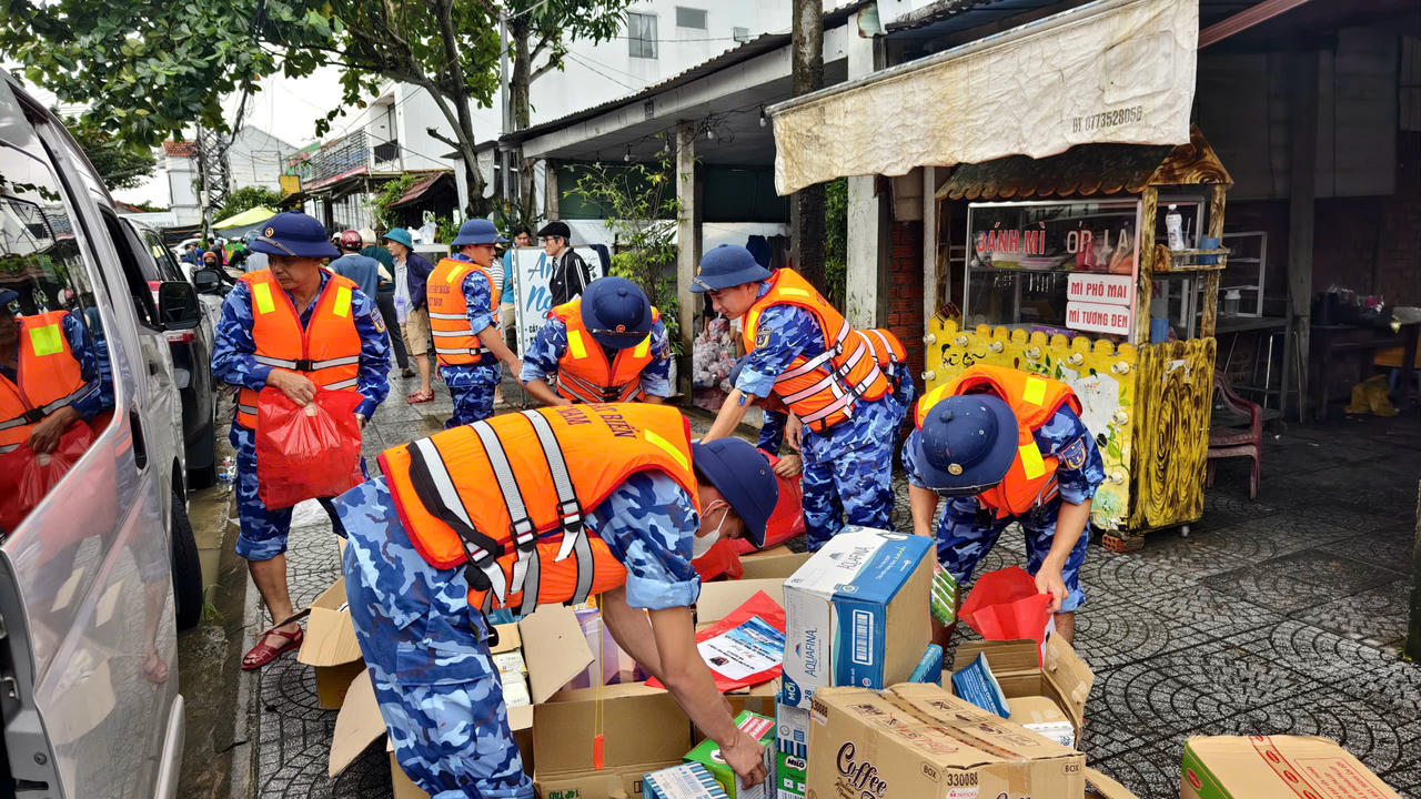 Bộ Tư lệnh Vùng Cảnh sát biển 2 cứu trợ, giúp đỡ Nhân dân vùng lũ lụt