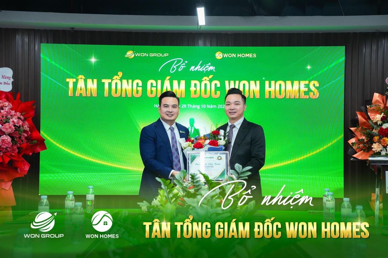 Ông Đỗ Ngọc Tuấn – Chủ tịch HĐQT Tập đoàn Won Group trao quyết định Bổ nhiệm cho Ông Đinh Văn Tuấn.