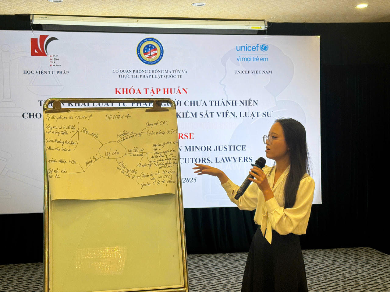 Học viên trình bày bài tập nhóm tại buổi tập huấn