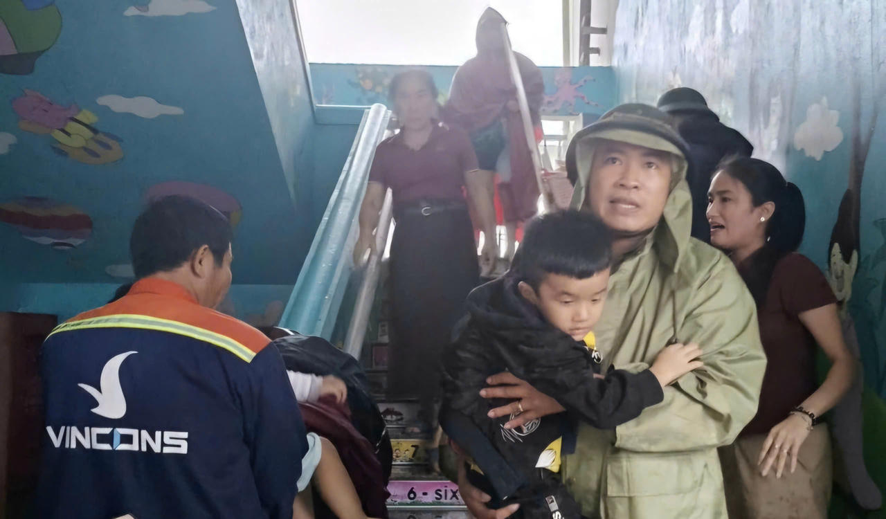 Lực lượng chức năng di chuyển học sinh trường mần non Kỳ Thịnh.