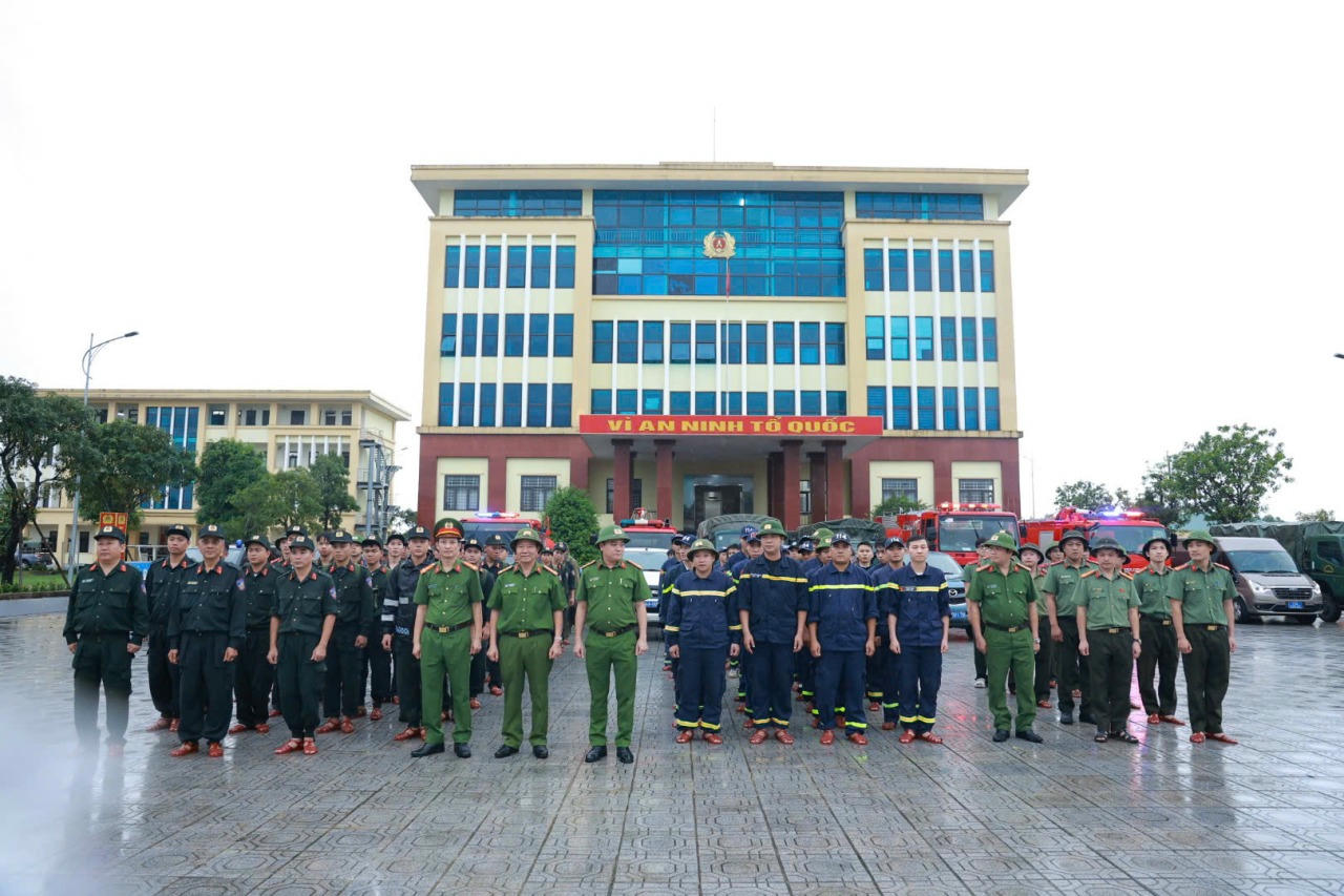 Công an tỉnh Quảng Trị xuất quân hỗ trợ khắc phục hậu quả mưa lũ tại TP Huế