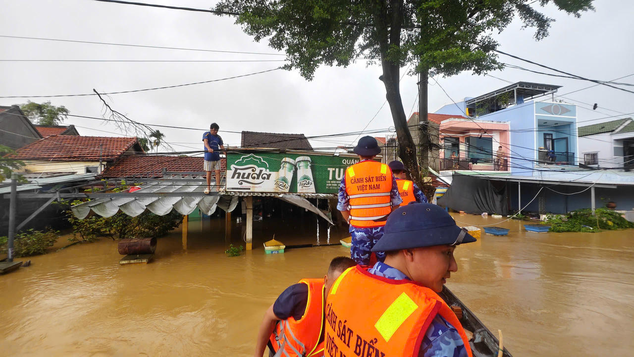Đoàn công tác Bộ Tư lệnh Vùng Cảnh sát biển 2 tiếp cận hỗ trợ người dân vùng lũ lụt.