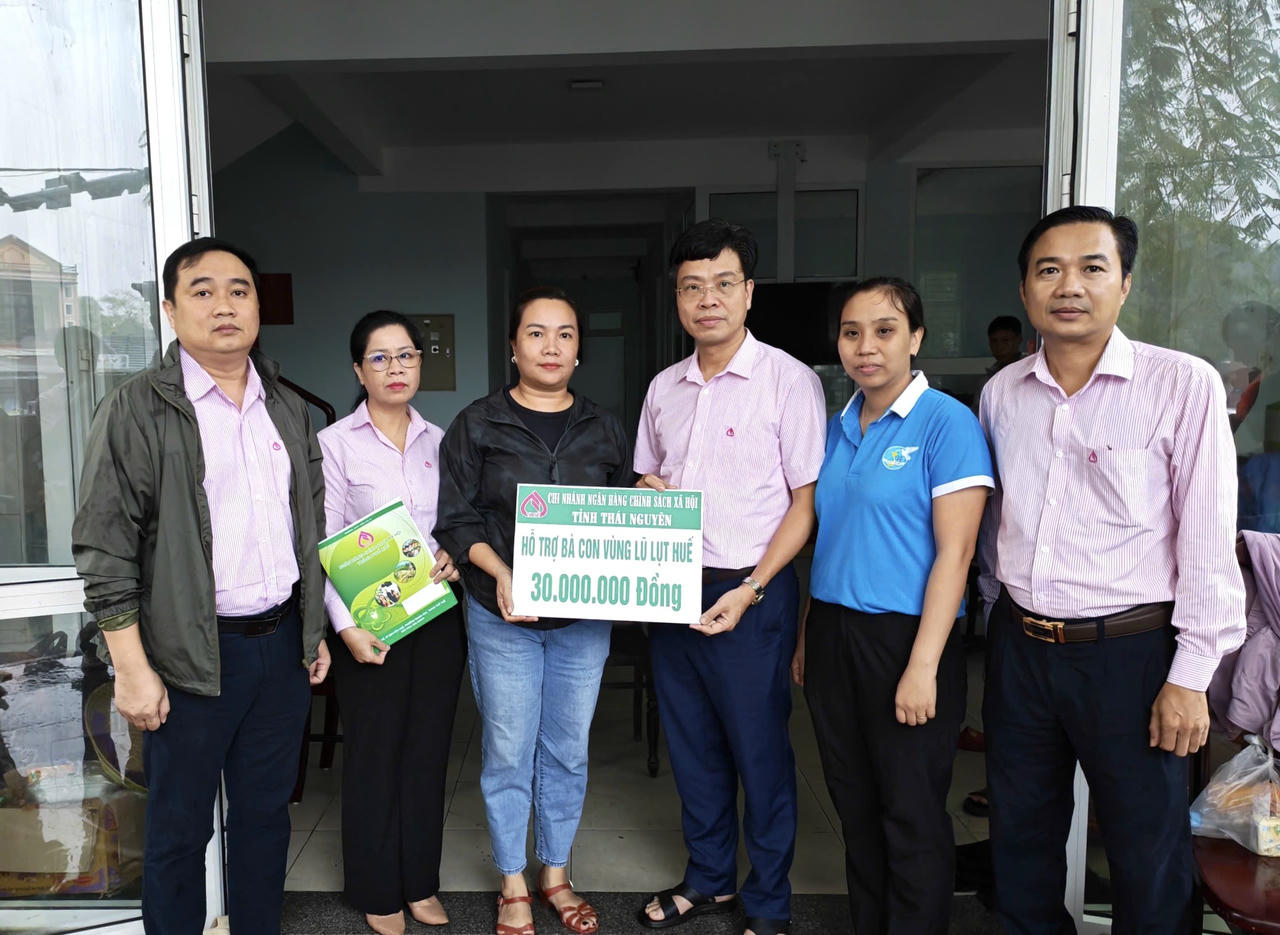Ngân hàng CSXH tỉnh Thái Nguyên hỗ trợ 30 triệu đồng cho bà con vùng ngập lụt tại phường Phú Xuân, TP Huế.
