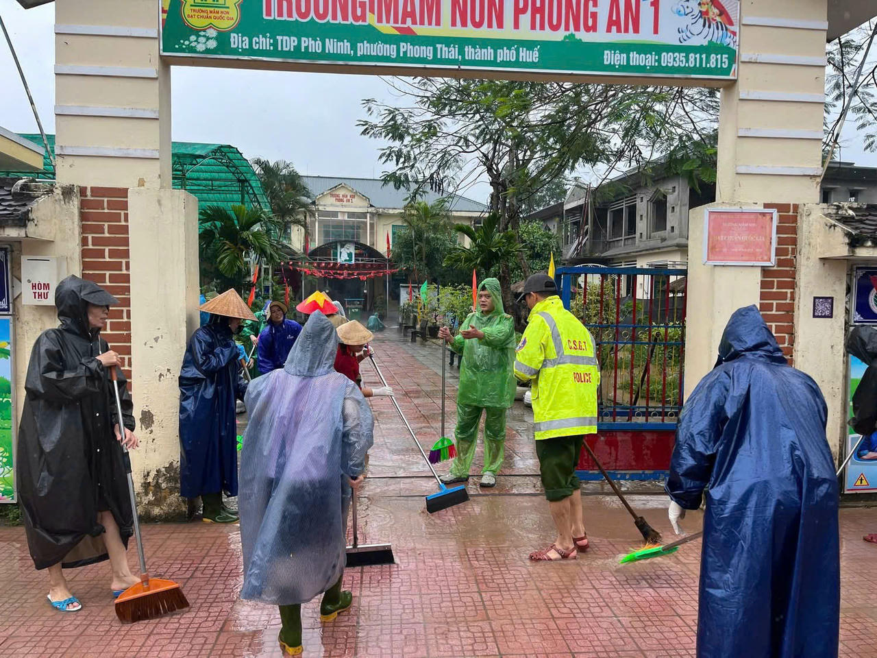 Hỗ trợ dọn bùn tại trường mầm non Phong An 1.