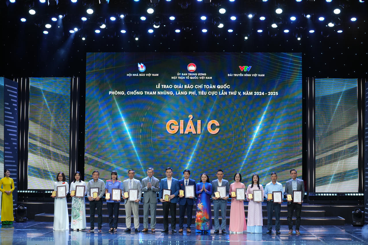 Báo PLVN đạt Giải C với loạt bài “Đường đi của các mặt hàng “tả pí lù” qua Hải quan Đà Nẵng” của tác giả Hoàng Văn Vượng, Nguyễn Văn Khương – phóng viên ban Chuyên đề.