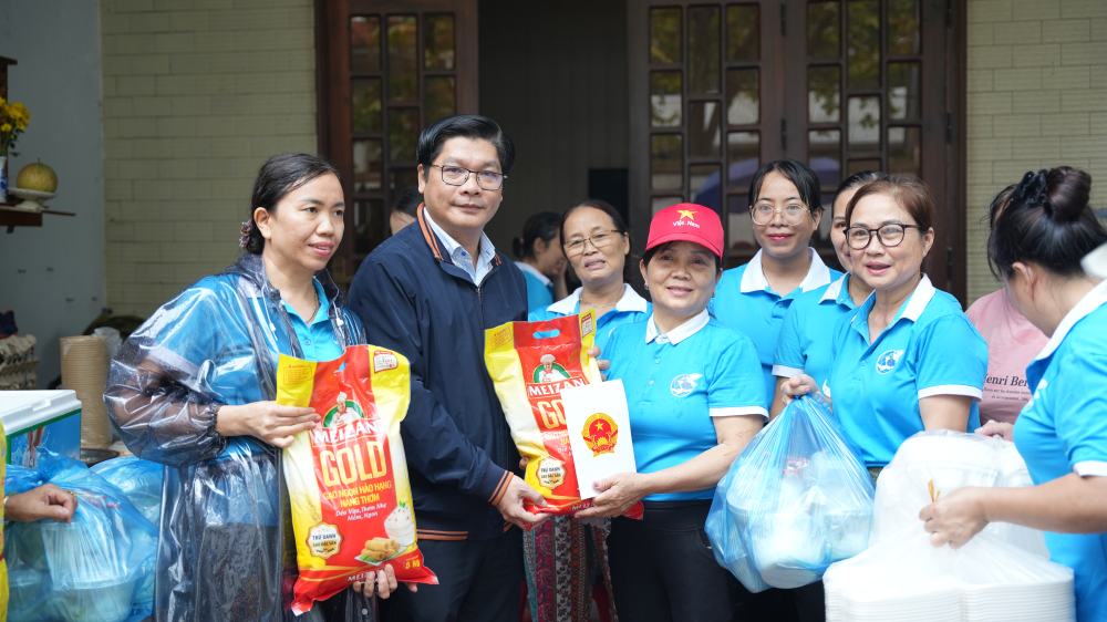 Những bếp ăn thiện nguyện giữa mùa lũ ở Huế