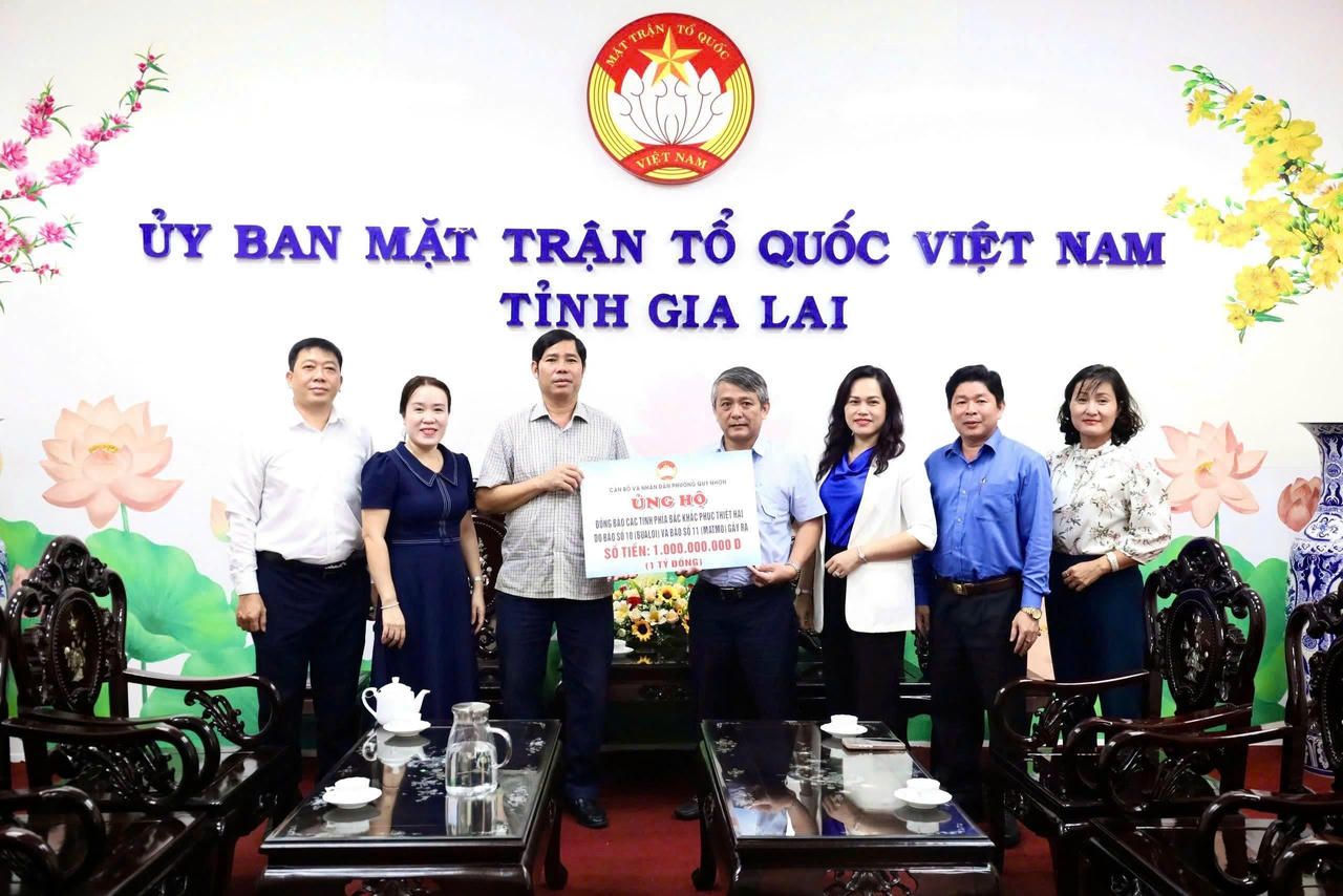 Đại diện Thường trực Đảng ủy, HĐND, UBND, Ủy ban MTTQVN phường Quy Nhơn trao bảng tượng trưng 1 tỷ đồng cho đại diện Ủy ban MTTQVN tỉnh Gia Lai.