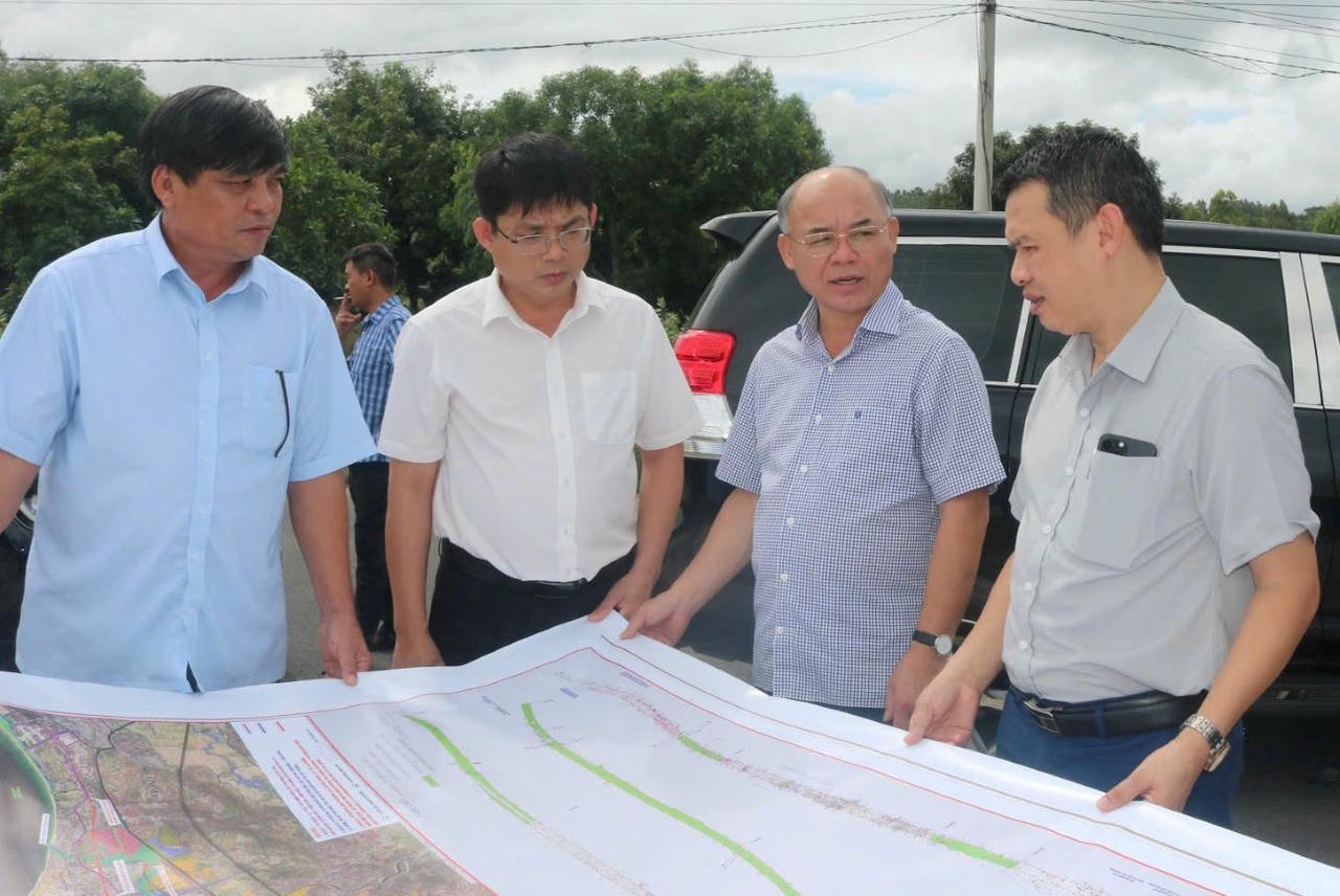 Ông Trương Công Thái - Phó Chủ tịch UBND tỉnh Đắk Lắk kiểm tra tiến độ dự án. (Ảnh: Thủy Loan)