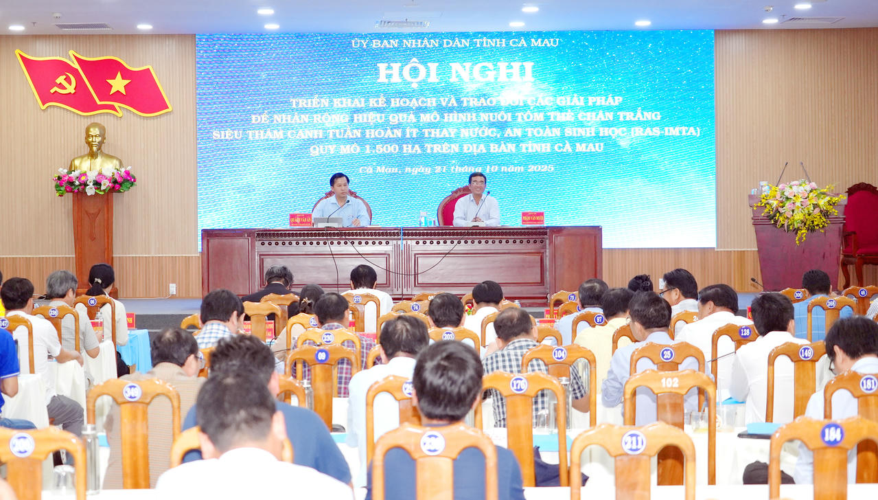 Đại diện lãnh đạo Sở Khoa học và Công nghệ, Sở Nông nghiệp và Môi trường Cà Mau chủ trì phiên thảo luận tại Hội nghị triển khai.
